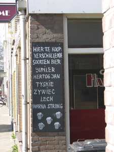 907798 Afbeelding van een buitenbord met verschillende biersoorten, getapt bij Café-Bar Happy Time (Draaiweg 22) te Utrecht.